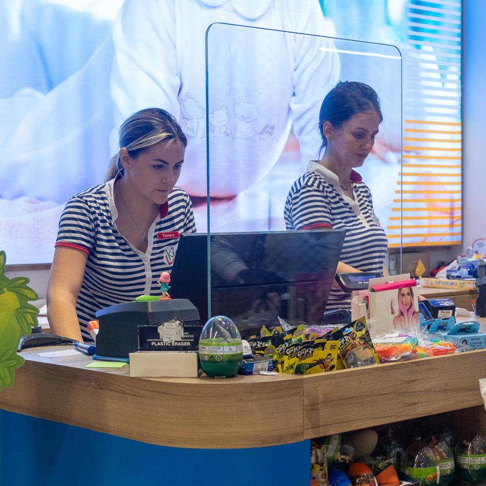 Prodavac u maloprodajnom objektu Kidsland u Podgorici